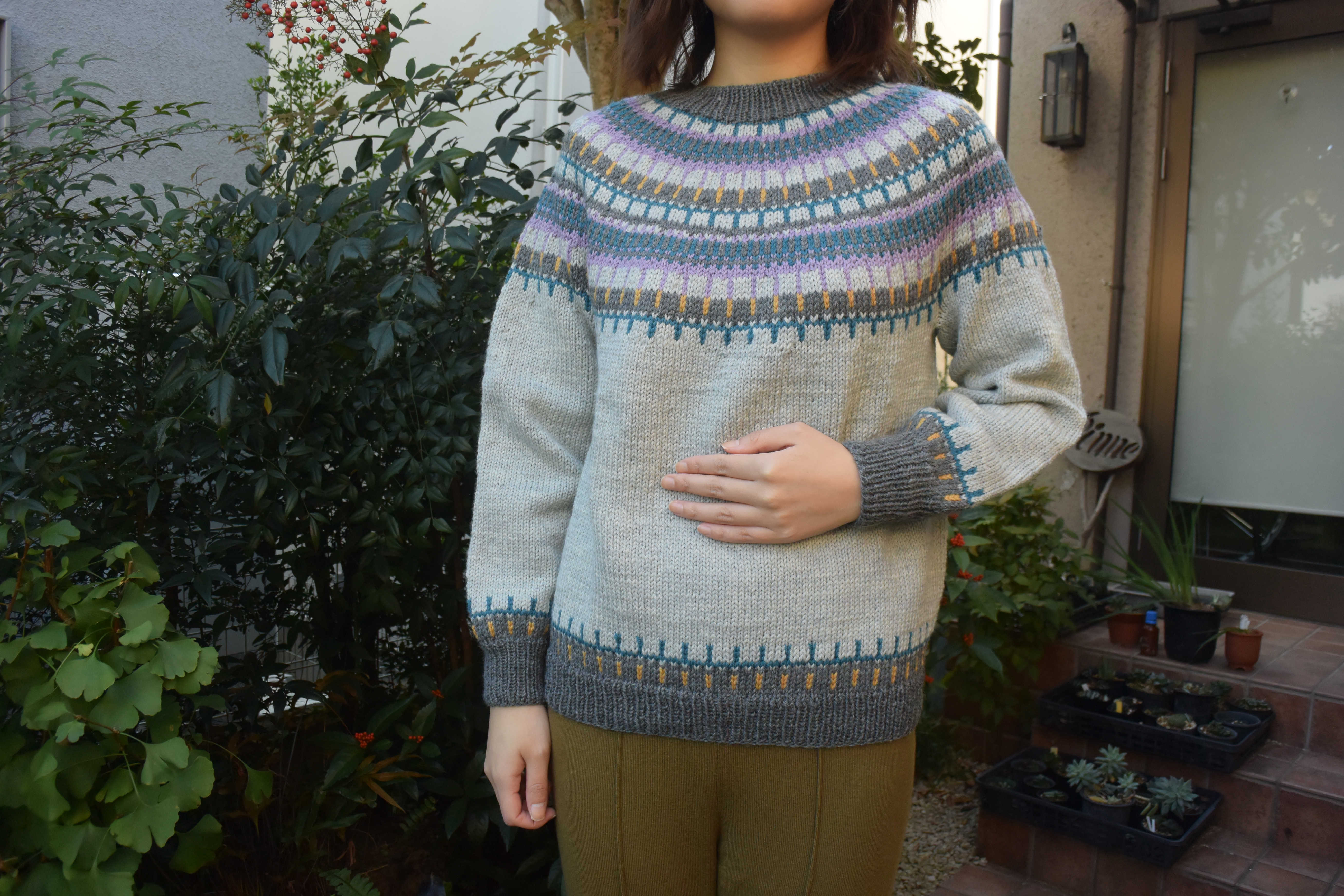 鍵盤みたいな柄のグレーセーター