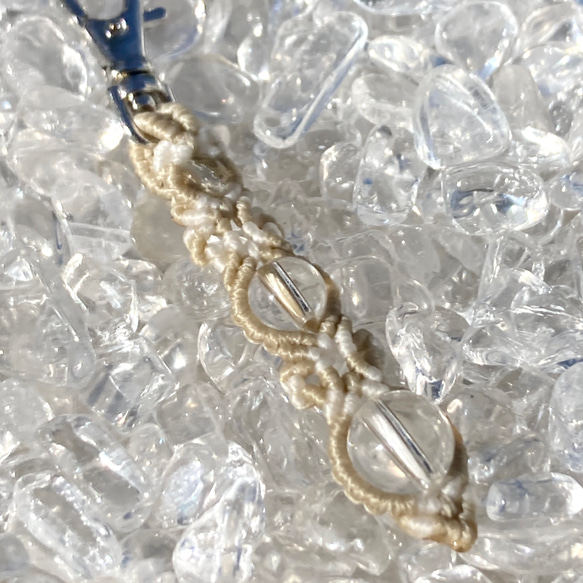 天然石のマクラメ編みキーホルダー【長い花瓶】アイボリー系・水晶 2枚目の画像