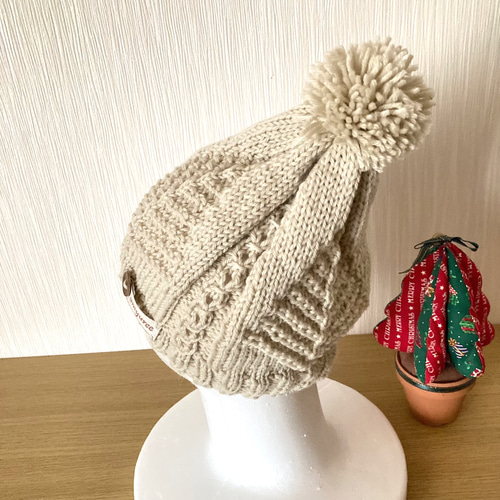 新作☆北欧冬の大樹編み模様♪皮ボタン付きタグ♪ポンポン付きニット