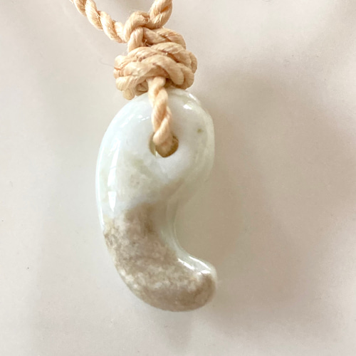 web限定アイテム 糸魚川翡翠輝石 古代勾玉 ペンダントヘッド 精麻ネックレスより ネックレス・ペンダント