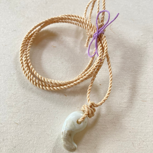 糸魚川翡翠輝石 古代勾玉 ペンダントヘッド 精麻ネックレスより 糸魚川翡翠輝石 古代勾玉 ペンダントヘッド 精麻ネックレスより