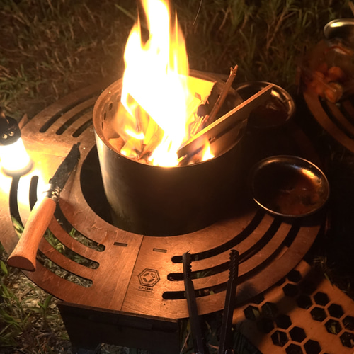 ソロキャンプに軽量・コンパクトなアウトドアテーブル｜UL-FIRE-TABLE