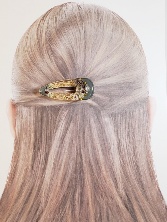 レジンヘアクリップ　グレーカラーのお花のヘアアクセサリー 8枚目の画像
