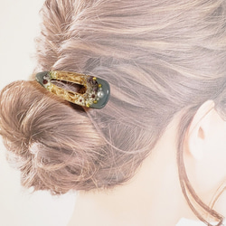 レジンヘアクリップ　グレーカラーのお花のヘアアクセサリー 7枚目の画像