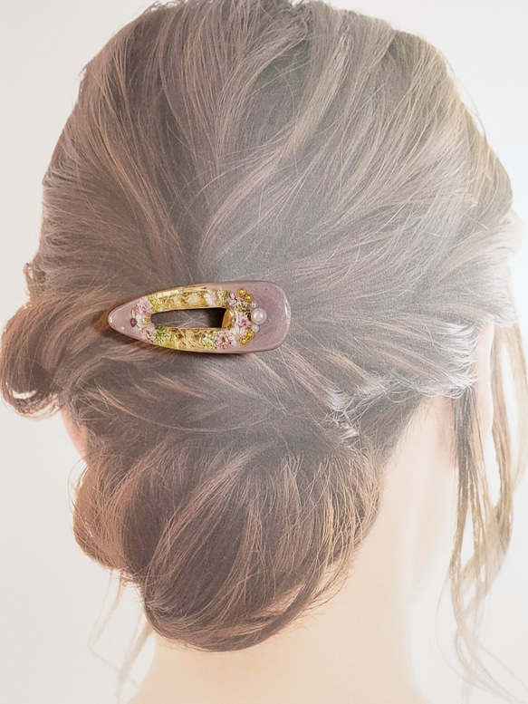 レジンヘアクリップ　　ライラックカラーとお花のヘアアクセサリー 2枚目の画像