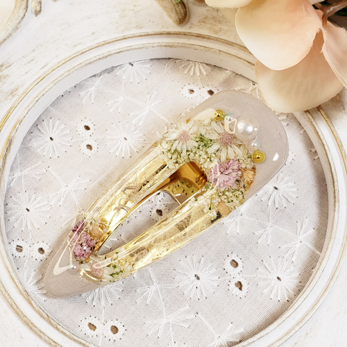 新作♪初夏デザイン お花レジンヘアクリップ ハンドメイド お花と蝶々のヘアクリップ🌼🦋 8cmタイプのヘアクリップです☺️ お花