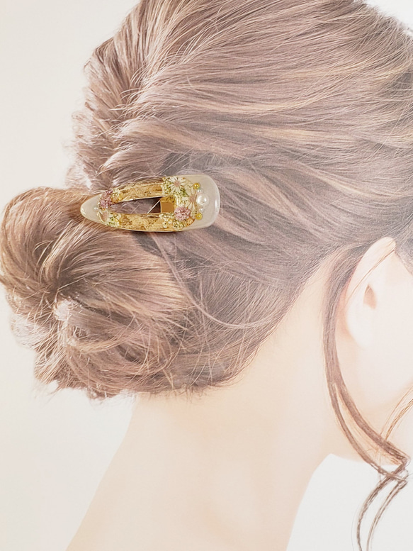 レジンヘアクリップ　クリームカラーとお花のヘアアクセサリー 2枚目の画像