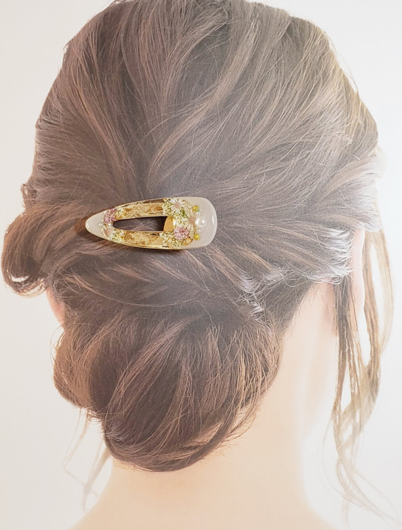 レジンヘアクリップ　クリームカラーとお花のヘアアクセサリー 8枚目の画像