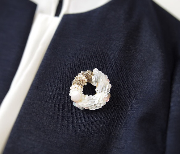 淡水パールとスパンコールのドーナツ型アシンメトリーブローチ