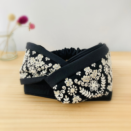 新作☁︎インド刺繍リボン☁︎クロスヘアバンド☁︎ブラック×オフ 