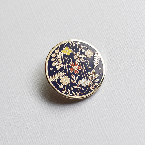 ラウンドフラワーの ピンバッジ アクセサリー ホワイト