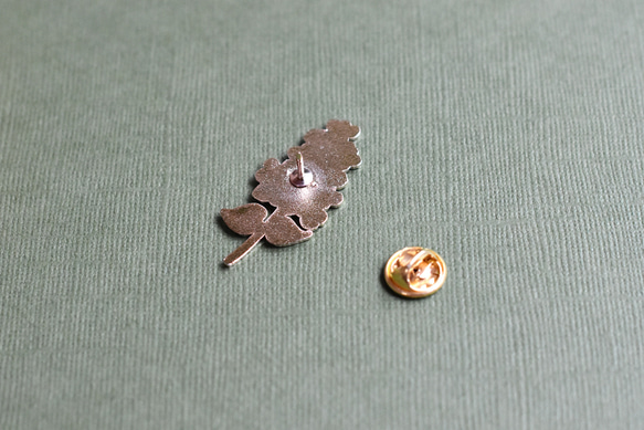 ユーカリ フラワー ピンバッジ  エナメルピン　ブローチ アクセサリー 草花　タックピン　ラペルピン 8枚目の画像
