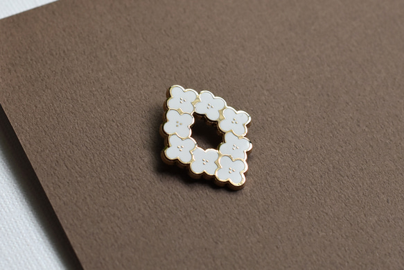 白い小花の ピンバッジ  ブローチ　アクセサリー　草花　タックピン　ラペルピン 4枚目の画像