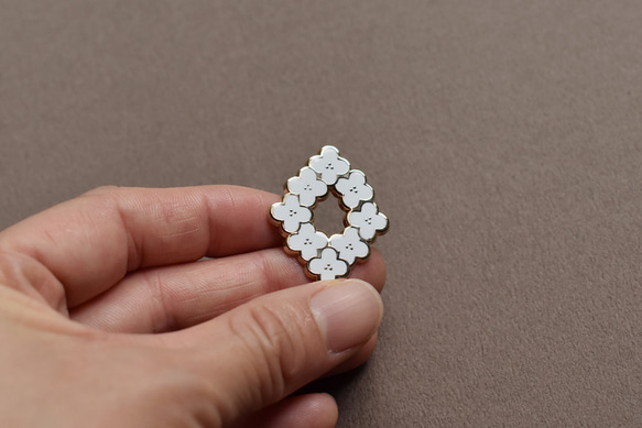 白い小花の ピンバッジ  ブローチ　アクセサリー　草花　タックピン　ラペルピン 2枚目の画像