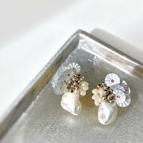 淡水パールとスパンコールのピアス/イヤリング ピアス（スタッド・一粒