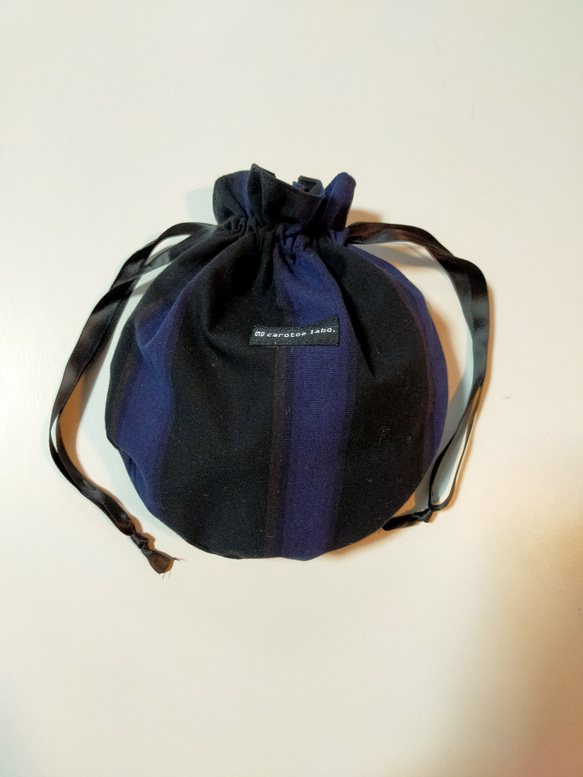 小倉織　丸い巾着　ポーチ　②青黒の縞柄 1枚目の画像