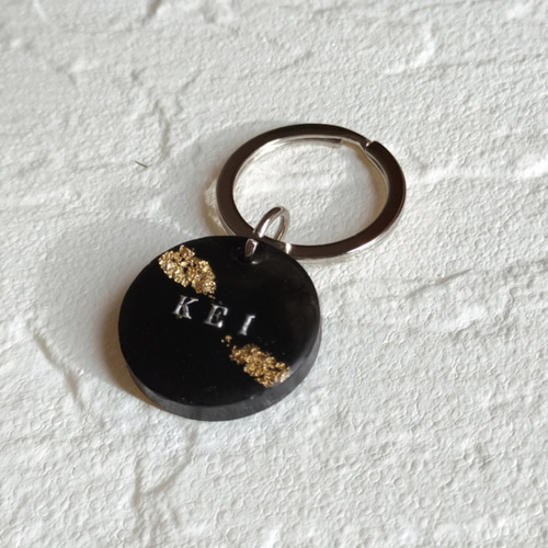 名前入り】ブラック×ゴールドレジンのキーホルダー☆キーリング☆男性