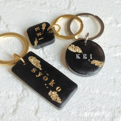 名前入り】ブラック×ゴールドレジンのキーホルダー☆キーリング☆男性