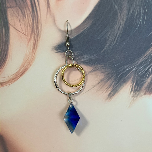 ダイヤ型レジンピアス イヤリング ブルー ピアス（フック・チェーン 