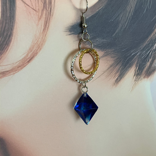 ダイヤ型レジンピアス イヤリング ブルー ピアス（フック・チェーン