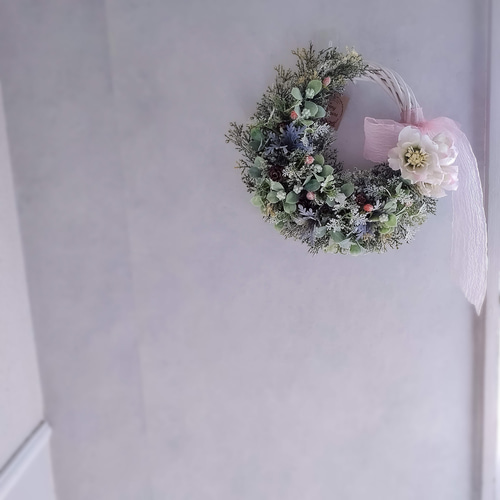 普段使いもOKのクレセントクリスマスリース(Φ約25cm／アーティ