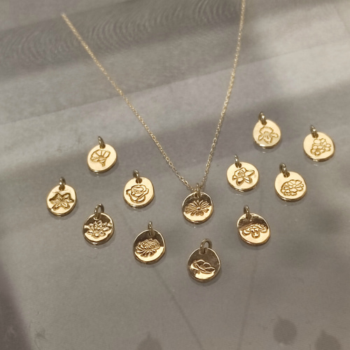 可愛いスタンプチャームはデイリーユースなカジュアルデザイン。K18金