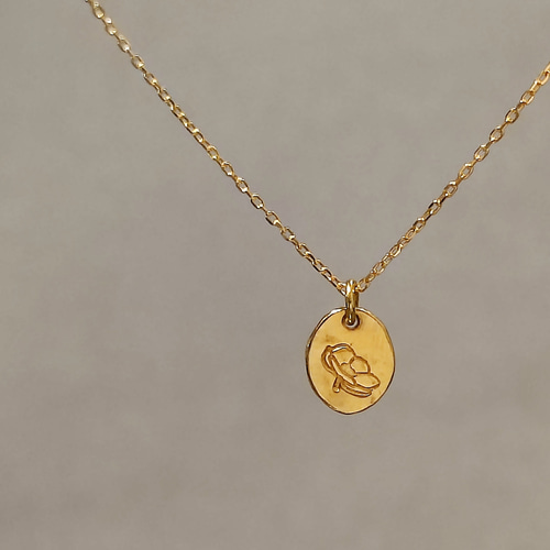 可愛いスタンプチャームはデイリーユースなカジュアルデザイン。K18金