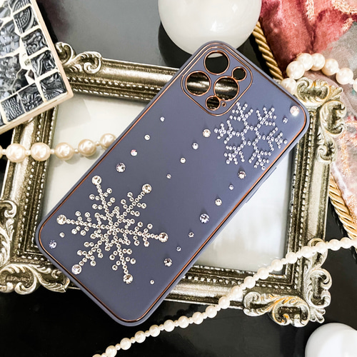 Phone 15pro,14,13,12他 くすみブルー 雪の結晶スワロフスキー デコレーション ゴールドライン スノー iPhoneケース・カバー R-Decoration 通販|Creema(クリーマ) 15087556 Phone 15pro,14,13,12他 くすみブルー 雪の結晶スワロフスキー デコレーション ゴールドライン スノー iPhoneケース・カバー R-Decoration 通販|Creema(クリーマ) 15087556