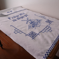 ドイツの手仕事/牧歌的な風車小屋のある景色 青糸手刺繍 オーバータオル タペストリー(ヴィンテージ カーテン) 4枚目の画像