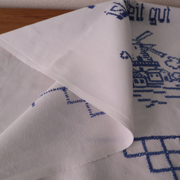ドイツの手仕事/牧歌的な風車小屋のある景色 青糸手刺繍 オーバータオル タペストリー(ヴィンテージ カーテン) 12枚目の画像