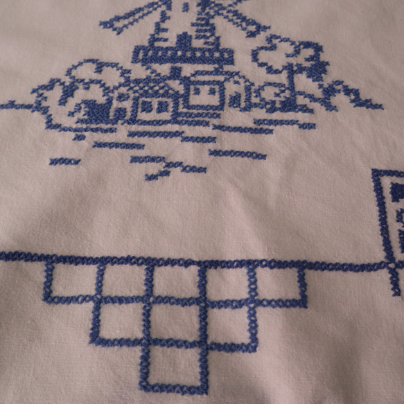 ドイツの手仕事/牧歌的な風車小屋のある景色 青糸手刺繍 オーバータオル タペストリー(ヴィンテージ カーテン) 11枚目の画像