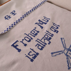 ドイツの手仕事/牧歌的な風車小屋のある景色 青糸手刺繍 オーバータオル タペストリー(ヴィンテージ カーテン) 5枚目の画像