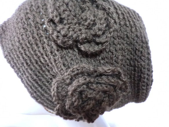 手編みのお花のブローチがアクセント　手編みニット帽　茶系 3枚目の画像