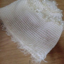 ふわふわ糸がアクセントおしゃれな手編みニット帽　白 1枚目の画像
