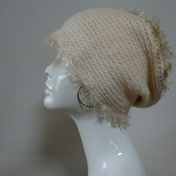 ふわふわ糸がアクセントおしゃれな手編みニット帽　白 2枚目の画像
