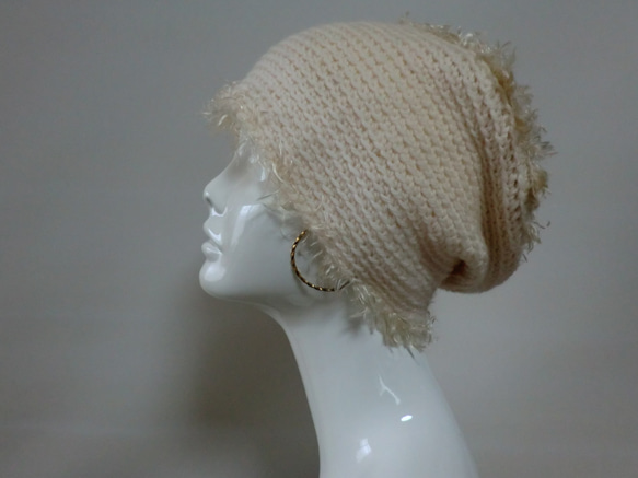 ふわふわ糸がアクセントおしゃれな手編みニット帽　白 2枚目の画像