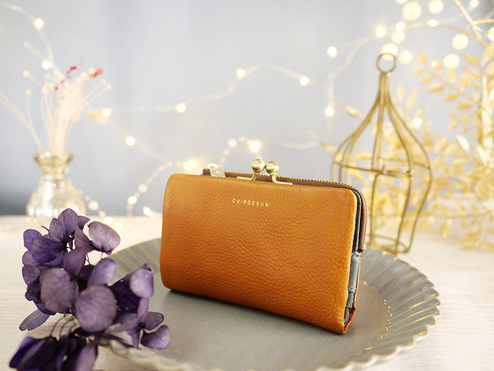 ｷｭｲｰﾙﾃﾞｿﾝ ふっくら優しい大容量な折財布 上質レザーの魅力的なデザインと質感 《ブラウン》CU221BE