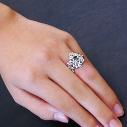 飾有細膩柔和的漩渦狀蔓藤花紋的孤石戒指【免運費】上半部分是銀製戒指，飾有手工蔓藤花紋。 第5張的照片