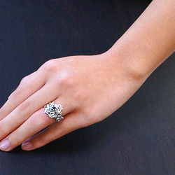 飾有細膩柔和的漩渦狀蔓藤花紋的孤石戒指【免運費】上半部分是銀製戒指，飾有手工蔓藤花紋。 第10張的照片