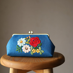 刺繍がま口ポーチバッグ　青色のローズ　ハンドメイド ローズ絵画刺繍がま口バッグ/an another angelus [49BC05a003