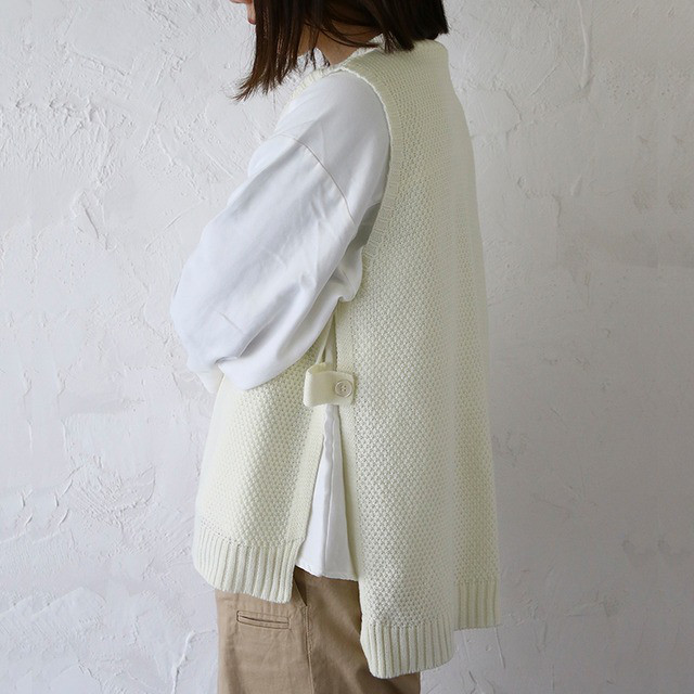 重ね着コーデ　カノコ柄クルーネックベスト