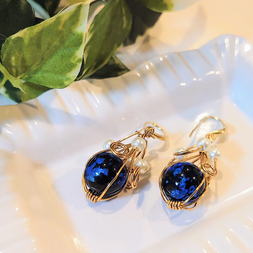❀ワイヤーアクセサリー❀ホタルガラスを包んだピアス(ブルー