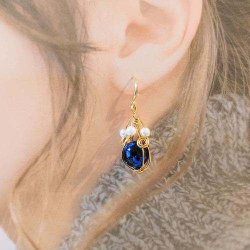 ❀ワイヤーアクセサリー❀ホタルガラスを包んだピアス(ブルー