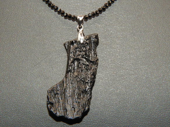 隕石系インパクトガラス！テクタイトのペンダント！メイドインジャパン　天然石 １ 3枚目の画像