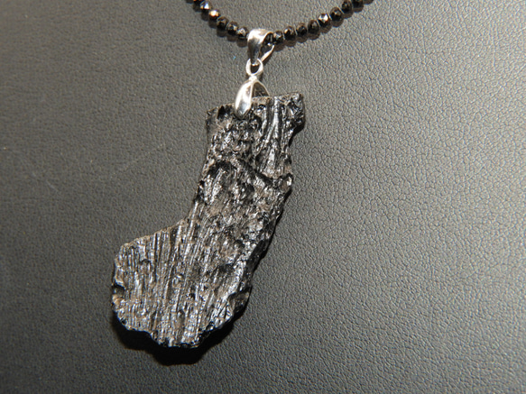 隕石系インパクトガラス！テクタイトのペンダント！メイドインジャパン　天然石 １ 4枚目の画像