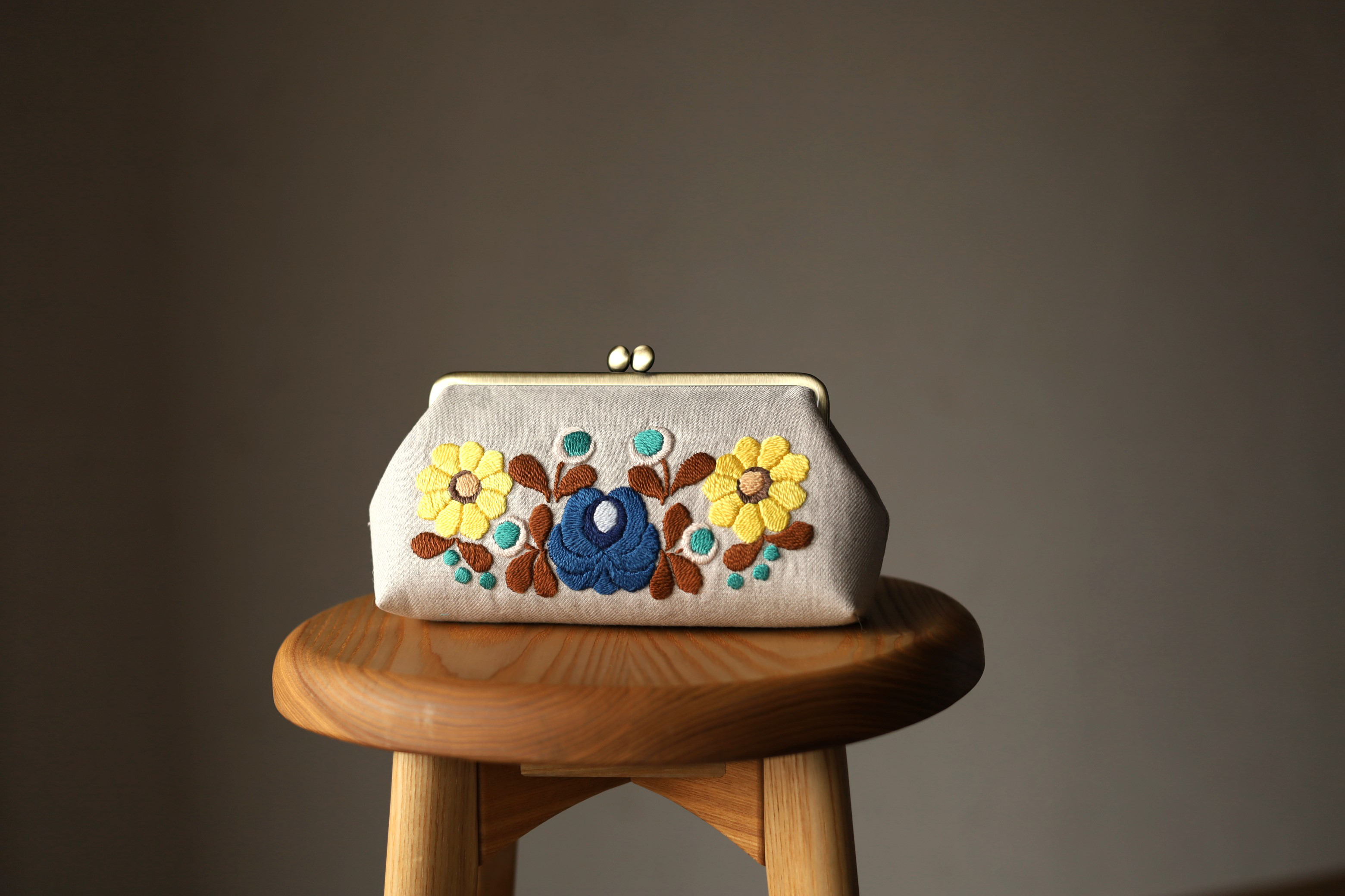 ナチュラルリネン　花刺繍　がま口ポーチ　L