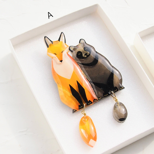 キツネとタヌキの仲良しブローチ ブローチ gecko-r 通販 15088902