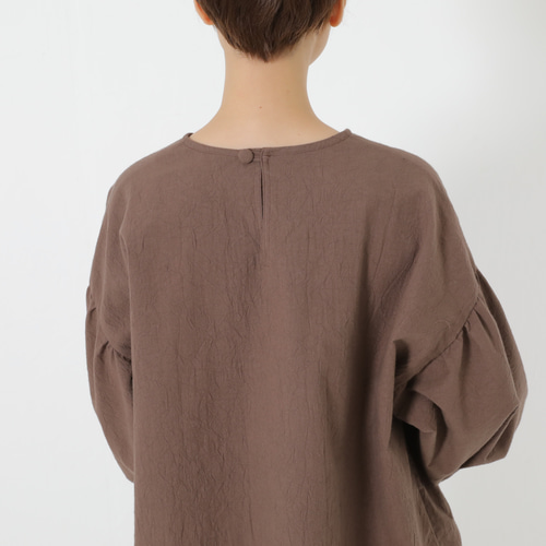 ノーカラー袖口フリル バルーンスリーブブラウス しわ加工 ブラウン