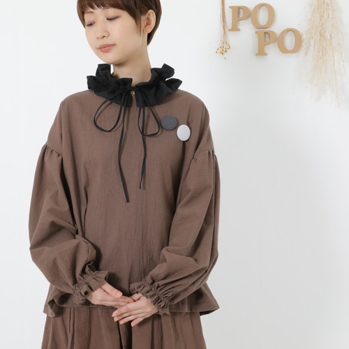 ノーカラー袖口フリル バルーンスリーブブラウス しわ加工 ブラウン
