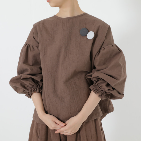 ノーカラー袖口フリル バルーンスリーブブラウス しわ加工 ブラウン